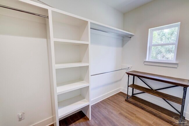 Building Photo - 524 W De Soto St