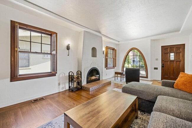 Building Photo - (POOL!) 3 bed/2 bath - 1935 Spanish Coloni...