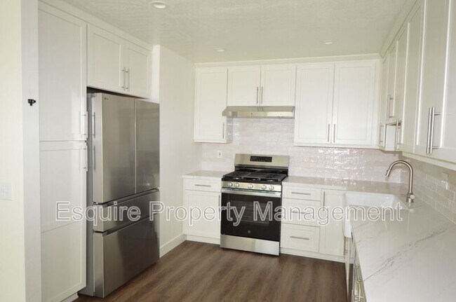 Building Photo - 5190 Laurel Park Dr