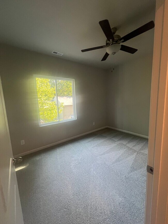 Building Photo - 2 Bedroom 1.5 Bath Townhome*