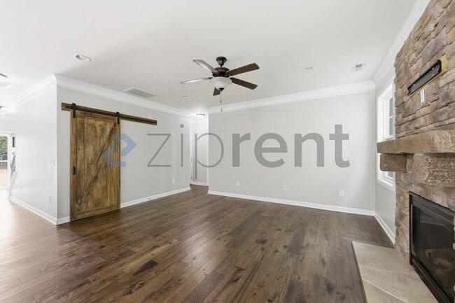 Building Photo - 933 Vandalia Dr