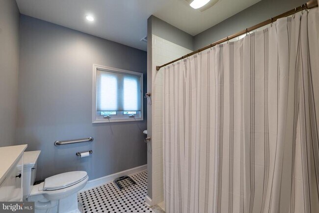 Building Photo - 4614 ROXBURY Dr