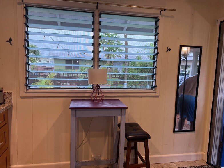 Building Photo - 324B Kalama St