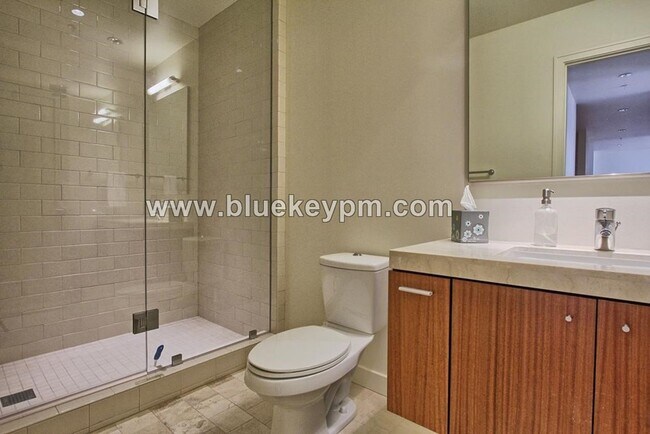 Building Photo - 2 Bed, 2 Bath Condo with Den at Atwater Place in Portland