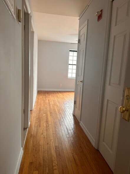 Building Photo - 890 W Beech St