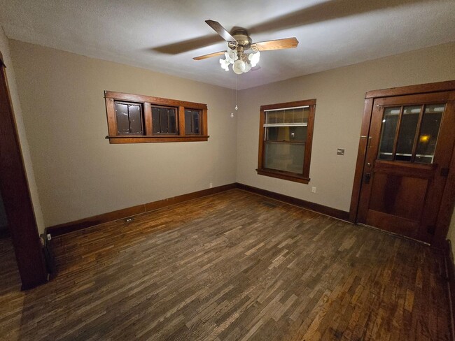 Building Photo - 2 bedroom plus large bonus room, large liv...