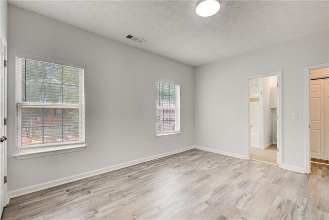 Building Photo - 2470 Stonegate Dr