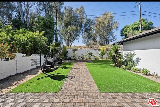 Building Photo - 2617 S Beverly Dr