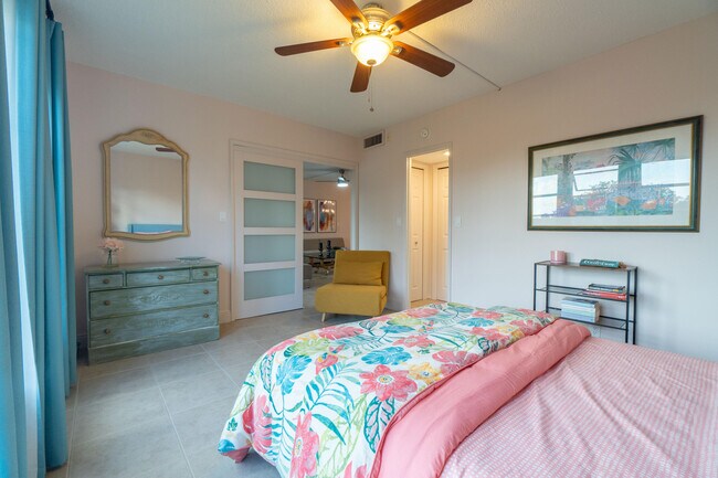 Building Photo - 3200 N Palm Aire Dr