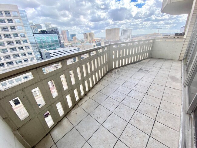 Building Photo - 2016 Main St