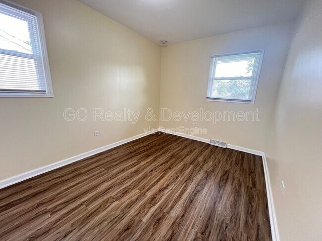 Building Photo - 206 E Center St