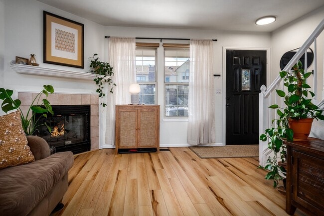Building Photo - Stunning Townhome with Mountain Views in R...