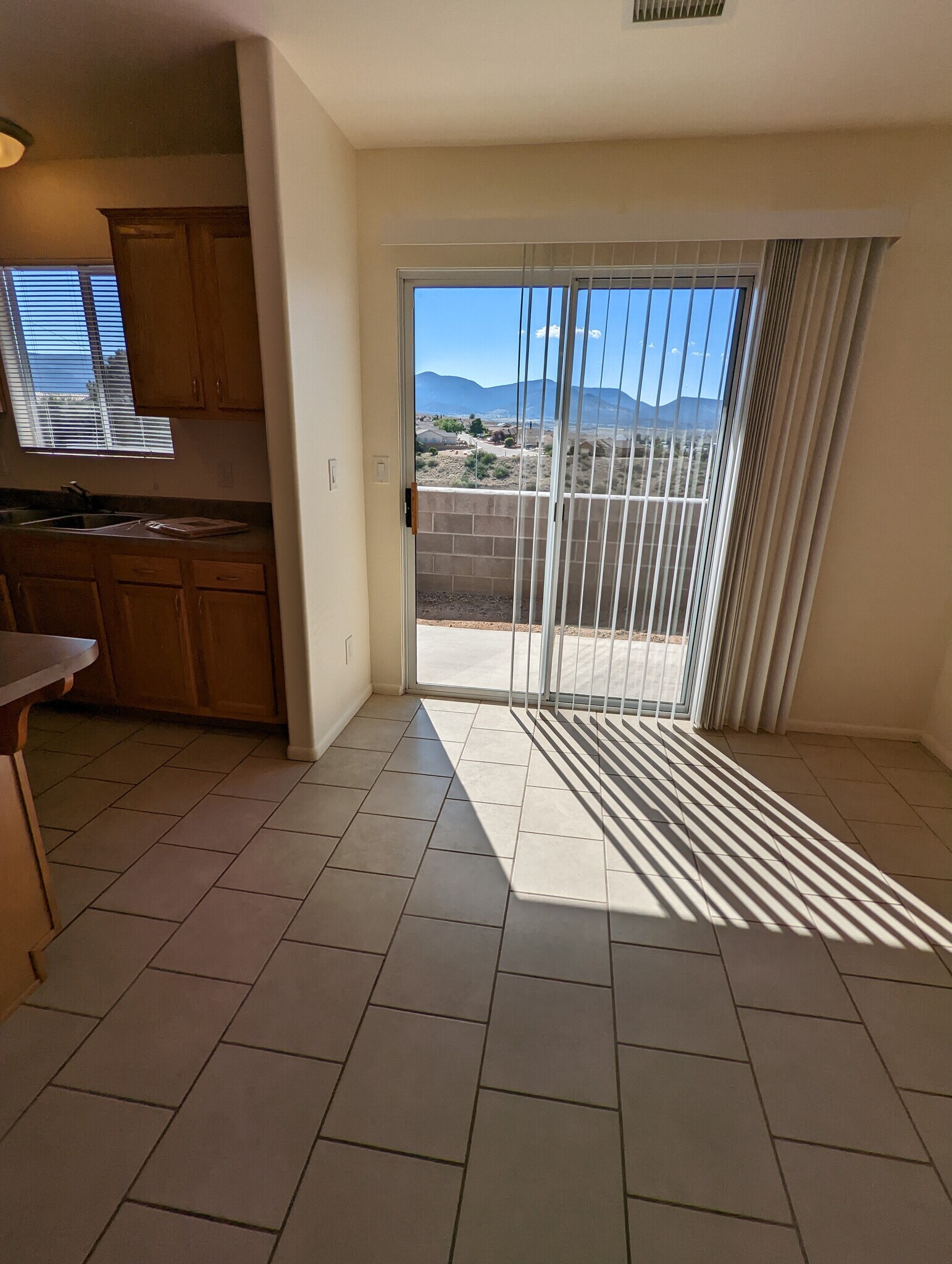 Building Photo - 354 W Hollamon St