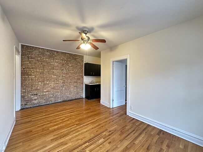 Building Photo - 960 W Cornelia Ave