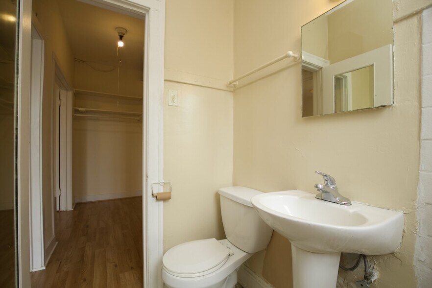 Building Photo - 4854 N Damen Ave