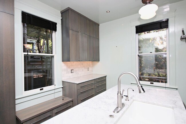 Building Photo - North Downtown Residence with Modern Updates and Prime Location