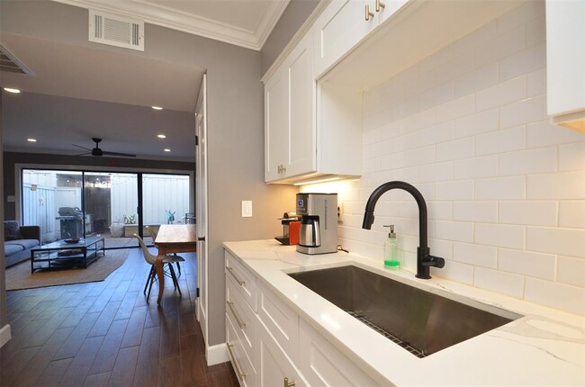 Building Photo - 6310 Chevy Chase Dr