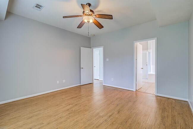 Building Photo - 4826 Linden Pl