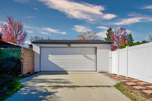 Building Photo - 5726 Lasaine Ave