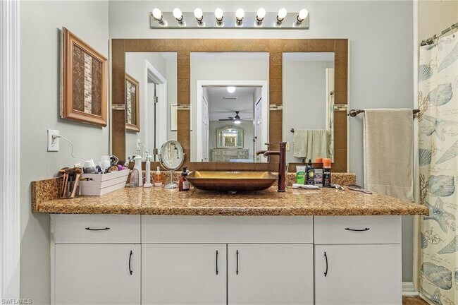 Building Photo - 703 NE 23rd Terrace