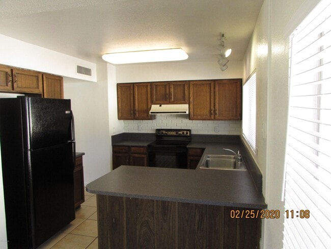Building Photo - 1020 W La Jolla Dr