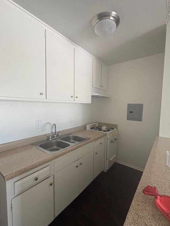 Building Photo - 0.0 bedroom in Los Angeles California 91343