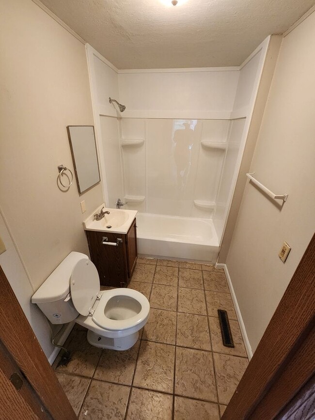 Building Photo - Spacious 2-Bedroom, 1-Bathroom Home AVAILABLE NOW!!