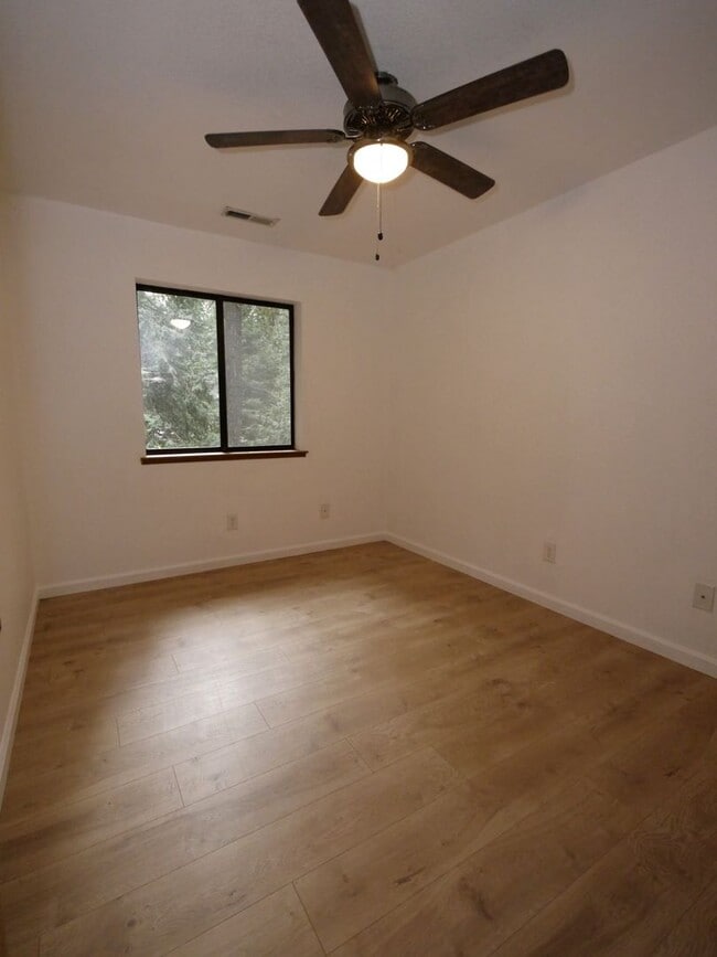 Building Photo - 18111 N Meadow Dr