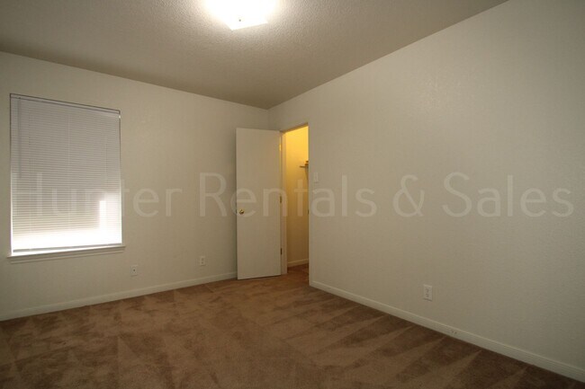 Building Photo - Rent Me Now!