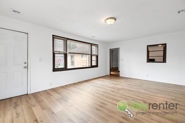 Building Photo - 3 Bedroom 1 Bath for rent | Seneca and McC...