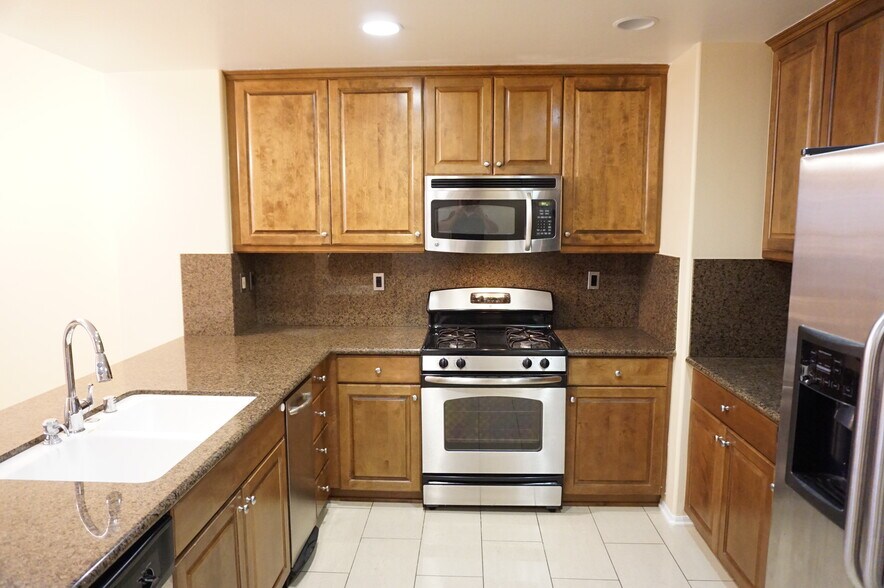 Building Photo - 20406 Paseo Cresta