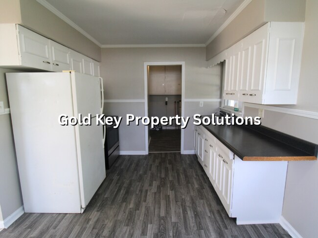 Building Photo - 3 BR 1 BA House with Garage Across from Pu...
