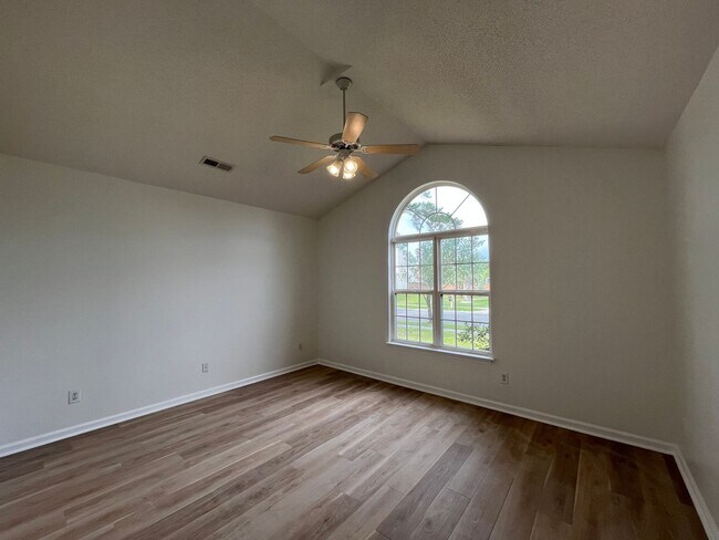 Building Photo - Discover this well-maintained 3-bedroom, 2-bath home in Carriage Hills
