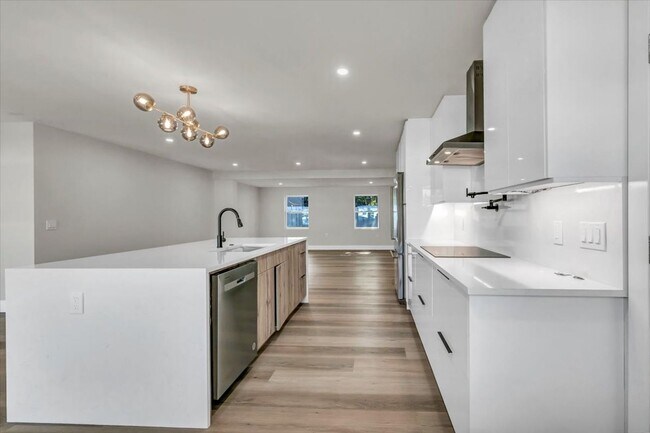 Building Photo - 525 Lamara Way NE