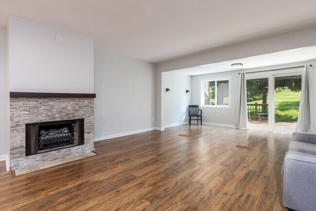 Building Photo - 7 Belaire Way