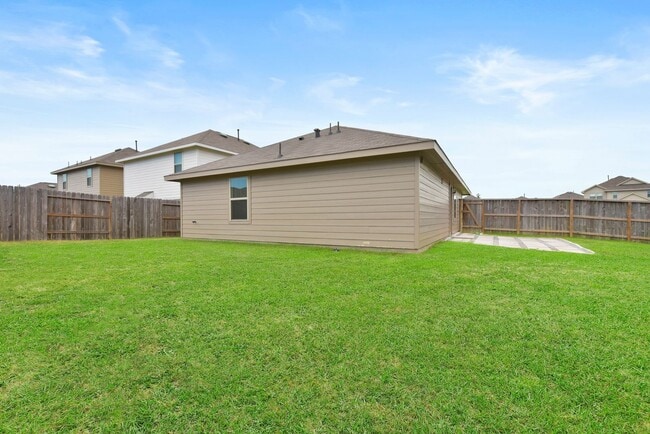 Building Photo - Single-story home in the highly sought-aft...