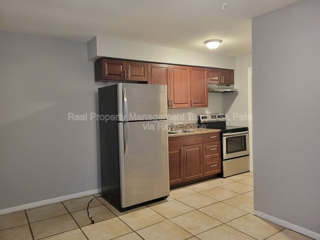 Building Photo - 402 W Amelia Ave