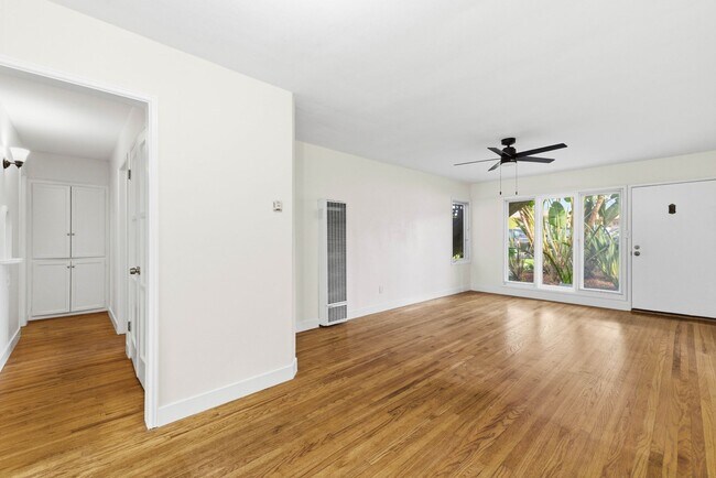 Building Photo - 2BR Coastal La Jolla Apartment | Steps to Windansea Beach