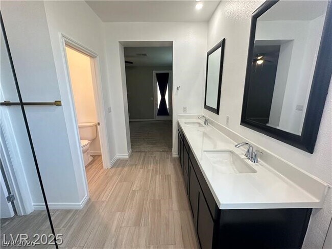 Building Photo - 9565 Camelback Crk Dr