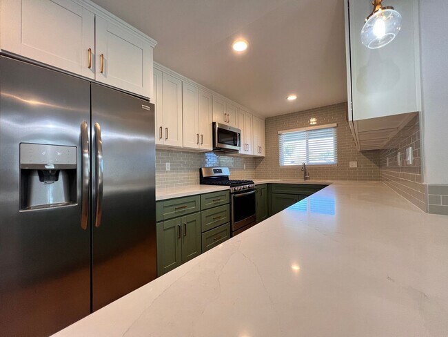Building Photo - 6946 Cowles Mountain Blvd