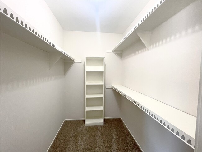 Building Photo - 443 N Post Oak Ln