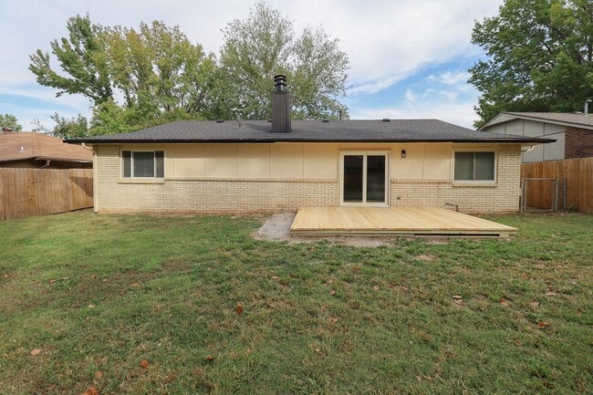 Building Photo - 3 bed/2bath! Fully remodeled!