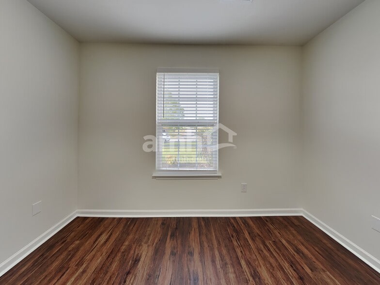 Building Photo - 105 St James Ct