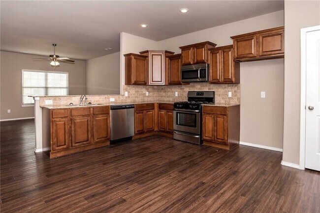 Building Photo - 4 bedroom 2.5 bath in Lowell-south of Promanade