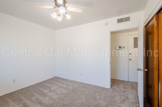 Building Photo - 3 Bedroom, 2 Bath Home Near Bakersfield Co...