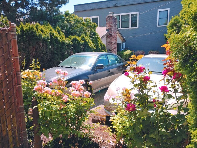 Parking area - 5028 SE Hawthorne Blvd