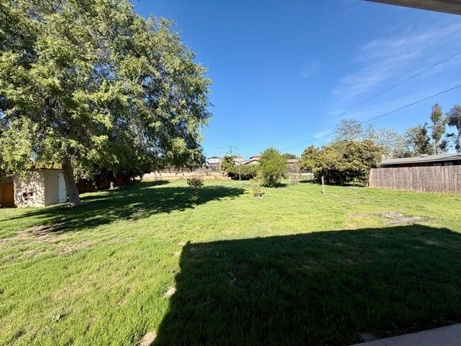 Building Photo - Great home with LARGE backyard!