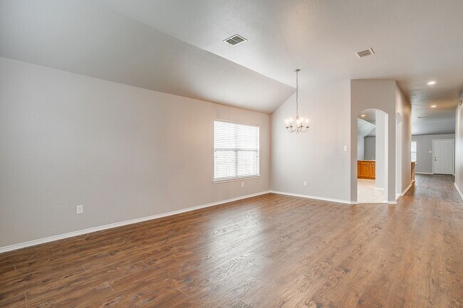 Building Photo - 624 Horn St