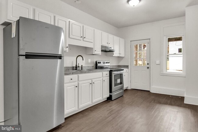 Building Photo - Coming Soon! Charming 3 Bedroom, 1.5 Bath ...