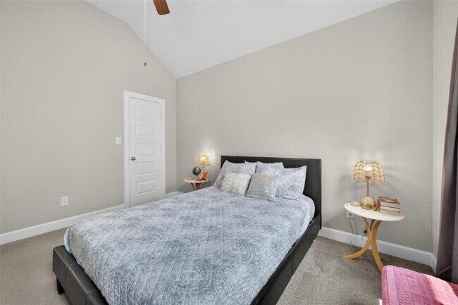 Building Photo - 11911 Briarwood Hill Way